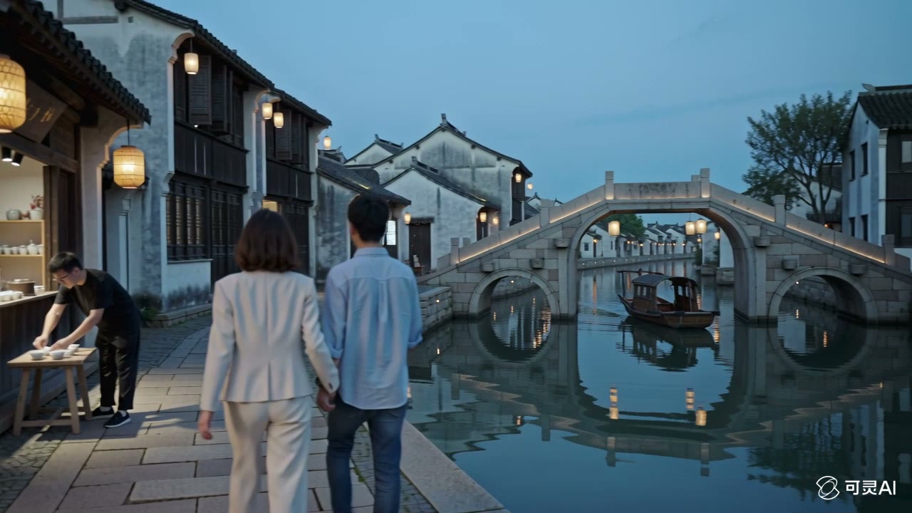 连接水岸街巷、夜间漫游与在地小店，呈现目的地夜游的生活感。适合景区活动预热和城市文旅传播。